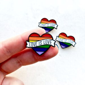 Pride PIN Anstecker emailliert Herzform „Love is Love“