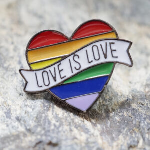 Pride PIN Anstecker emailliert Herzform „Love is Love“