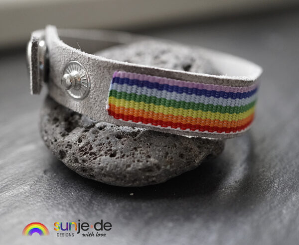 Rainbow Leder Armband mit Druckknopf LGBTQ - grau – Bild 3