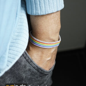 Rainbow Leder Armband mit Druckknopf LGBTQ – grau