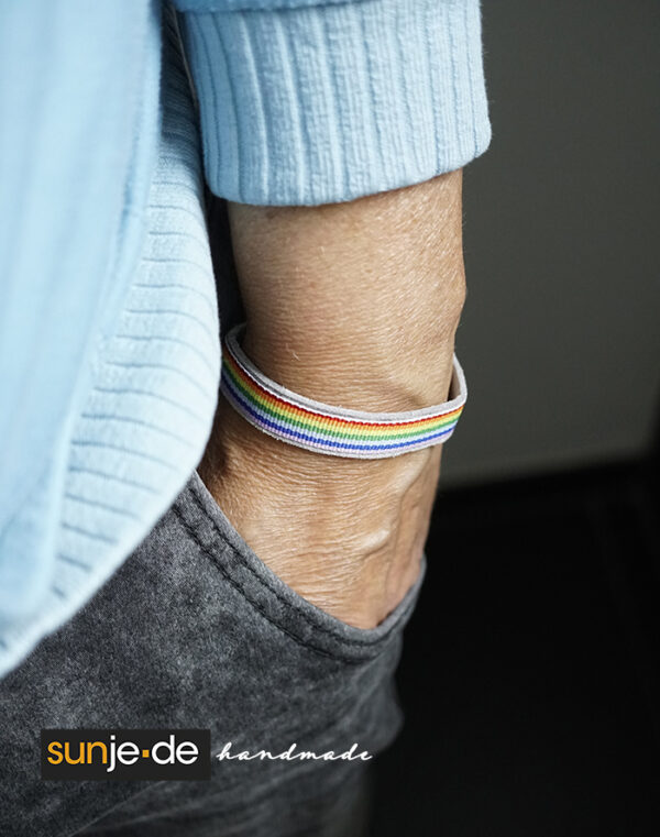Rainbow Leder Armband mit Druckknopf LGBTQ - grau – Bild 2
