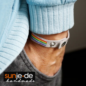 Rainbow Leder Armband mit Druckknopf LGBTQ – grau