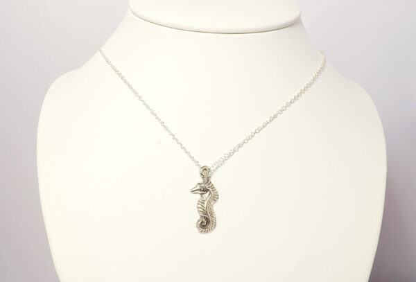 SEEPFERDCHEN – Charm Anhänger versilbert mit Kette – Bild 4