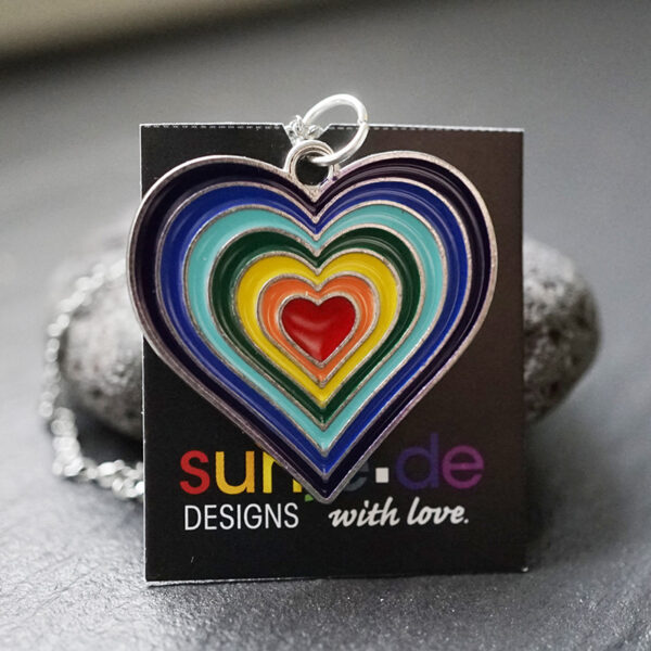 LGBTQ+ Pride Herzform Anhänger Emaille "Rainbow Herz" mit Kette – Bild 3