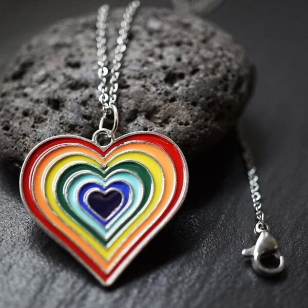 LGBTQ+ Pride Herzform Anhänger Emaille "Rainbow Herz" mit Kette – Bild 4