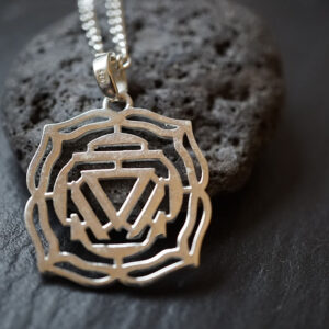 Wurzel-Chakra Anhänger aus 925er Silber mit Kette