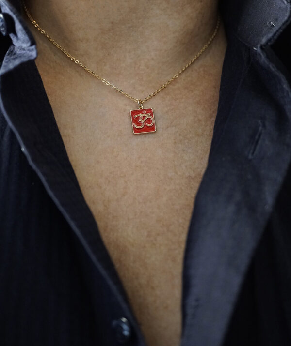 OM AUM - Roter Emaille Anhänger mit Kette – Bild 3
