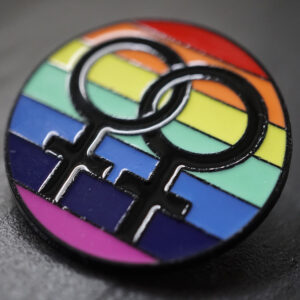 LGBTQ PIN Button rund emailliert mit Frauensymbol