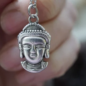 Buddha-Anhänger aus  Messing versilbert mit Edelstahlkette